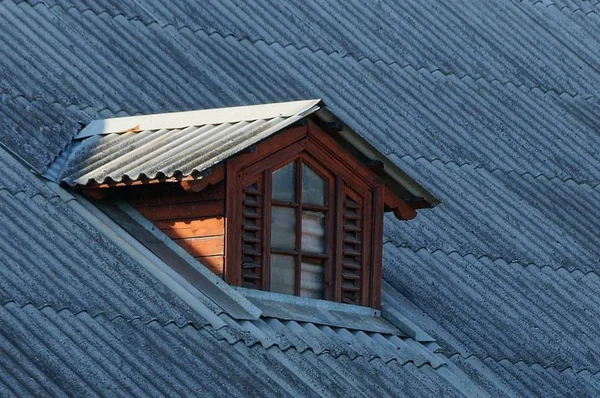Old Wooden Brown Loft Window Gray Slate Roof — Stock Photo, Image
