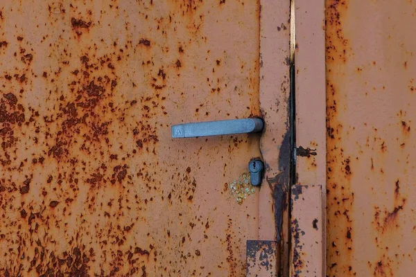 Pomo Puerta Gris Una Vieja Pared Oxidada Marrón — Foto de Stock