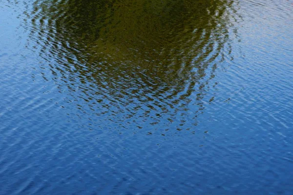 Fond Couleur Eau Réservoir Avec Des Vagues — Photo