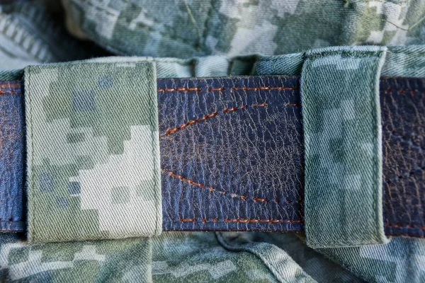 Benekli Ordu Pantolon Kahverengi Bir Eski Deri Kemer Parçası — Stok fotoğraf