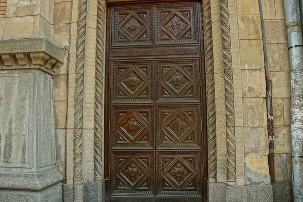 Большая Старая Коричневая Деревянная Дверь Серой Бетонной Стене Здания — стоковое фото