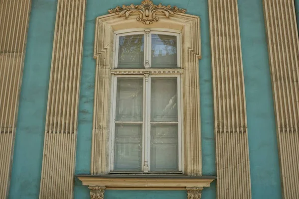 Bir Mavi Gri Bina Duvar Büyük Retro Pencere — Stok fotoğraf