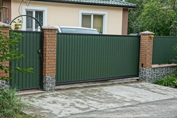 Una Gran Puerta Cerrada Hierro Verde Parte Una Cerca Ladrillo — Foto de Stock