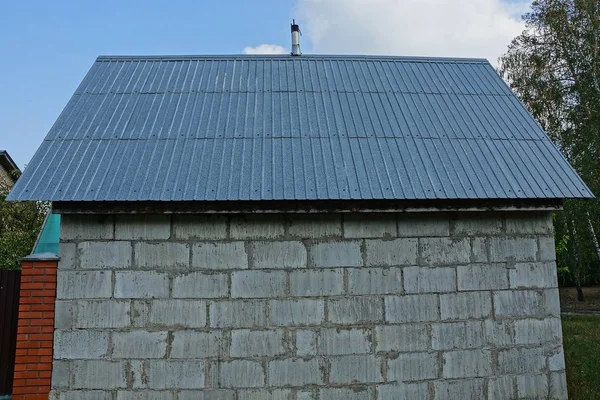 House Gray Brick Wall Metal Roof Sky — Stock Photo, Image