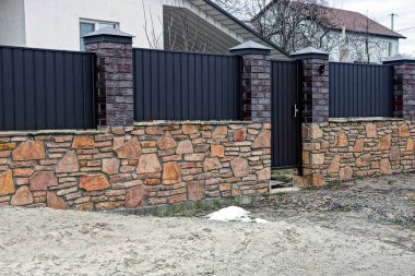 kahverengi bir çit sokak üzerinde kapalı kapılar