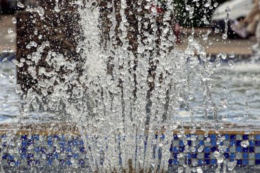 Damla ve şehir çeşmeden su sıçraması