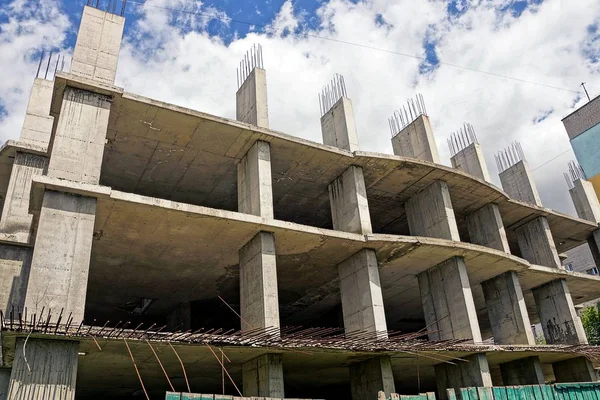 Construção Edifício Apartamentos Cinza Painéis Atrás Uma Cerca Perto Estrada — Fotografia de Stock