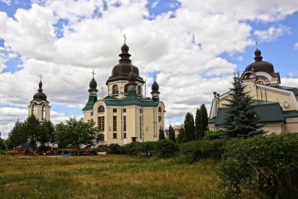 Монастирі Церкви Зеленому Парку Тлі Неба Хмар — стокове фото