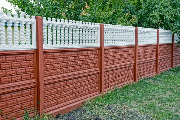 kırsal kırmızı beyaz Beton çit çimen sokak
