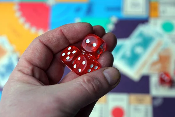 三个红色骰子立方体在手掌上面的棋盘游戏 — 图库照片