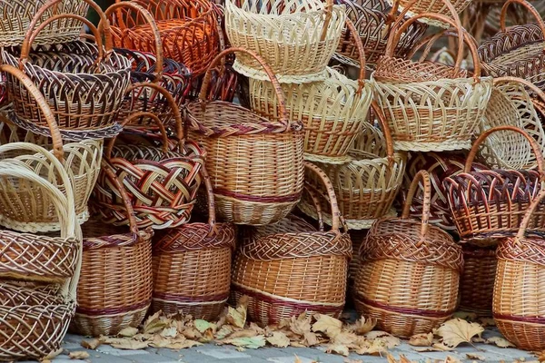 Texture Pile Brown Wicker Baskets Asphalt — Stock Photo, Image