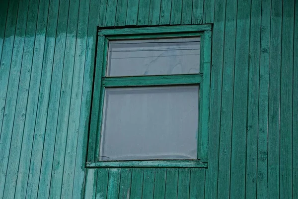 Jedno Okno Stare Zielone Ściany Drewniane — Zdjęcie stockowe