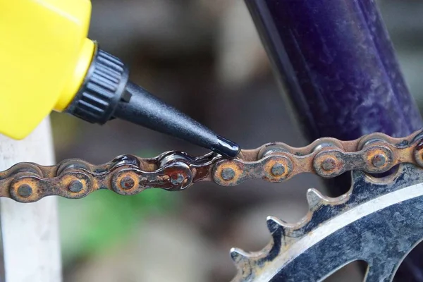 Tubo Plástico Colores Aceites Una Cadena Oxidada Una Bicicleta —  Fotos de Stock