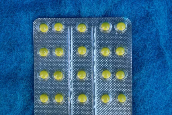 Kék Gyapjú Alapon Sárga Tablettákat Szürke Fólia — Stock Fotó