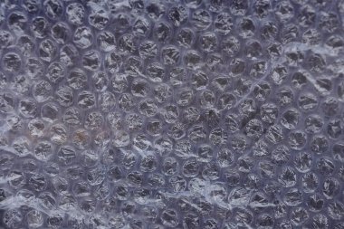 Buruşuk selofan parçasının gri arka plan