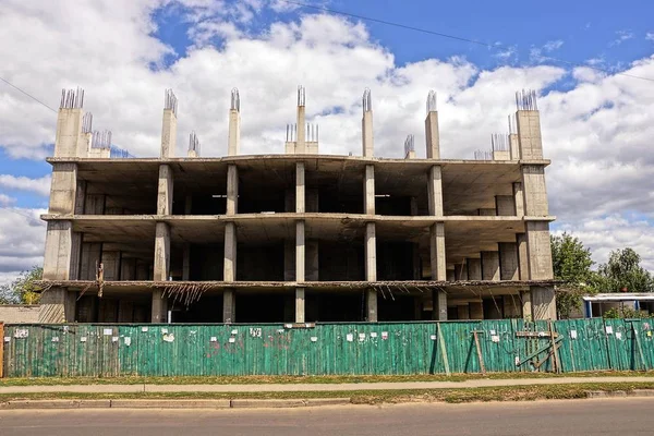 Construção Edifício Apartamentos Cinza Painéis Atrás Uma Cerca Perto Estrada — Fotografia de Stock