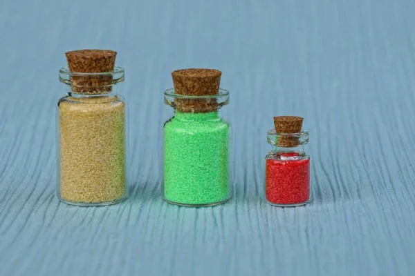 Drie Glazen Gesloten Flessen Met Gekleurd Zand Tafel — Stockfoto