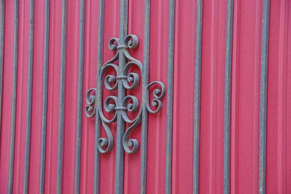 Tekstura Czarne Stalowe Pręty Kute Wzór Czerwonej Ścianie Metalowe — Zdjęcie stockowe
