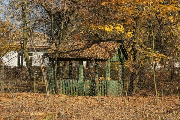 Stary Zielony Drewniana Altana Parku Jesień — Zdjęcie stockowe