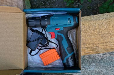 bir küme içindeki bir kağıt kutu ambalaj ahşap tahta üzerinde tornavida