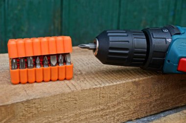 tornavida ve ahşap bir masa üzerinde plastik bir kutu içinde bit bir dizi