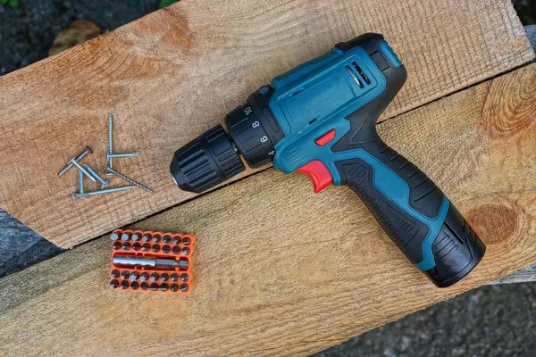 Gran Destornillador Juego Brocas Naranja Junto Montón Tornillos Tablas Madera —  Fotos de Stock