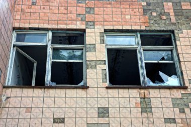 İki windows ile kırık cam değil tuğla döşeli ev duvarlı
