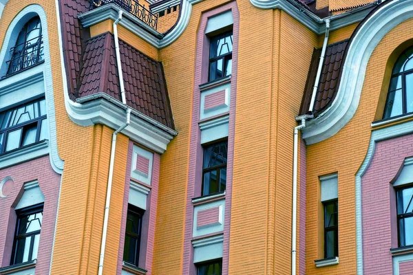 Fachada Uma Casa Com Muitas Janelas — Fotografia de Stock