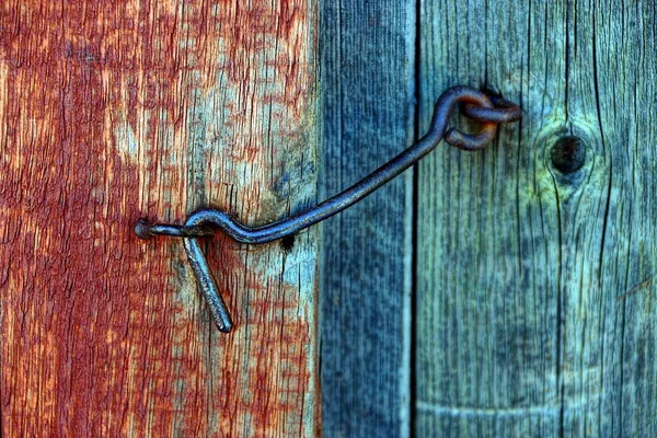 Gancho Ferro Uma Porta Madeira — Fotografia de Stock