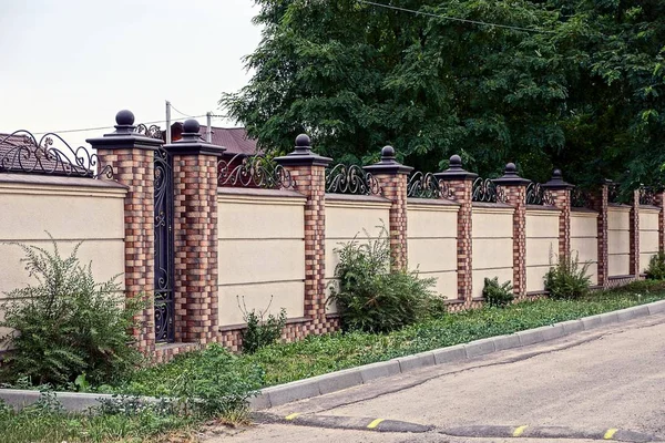 Graubrauner Steinzaun Mit Grünen Bäumen Und Gras — Stockfoto