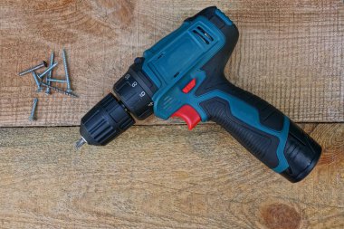  tornavida ve vidalar kahverengi ahşap masa kurullarında bir demet