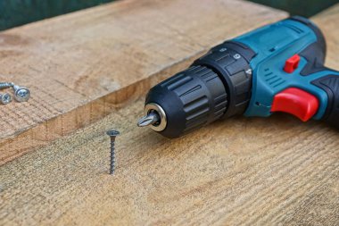 ahşap bir tahta ve bir tornavida bir gri vida