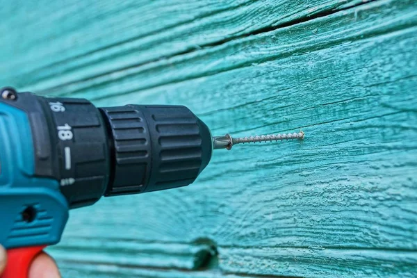 Mano Con Destornillador Gira Tornillo Una Pared Madera —  Fotos de Stock