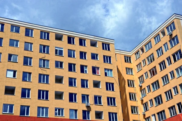 Fachada Una Gran Casa Con Apartamentos Ventanas Color Marrón Sobre — Foto de Stock