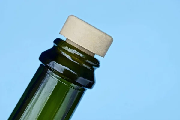 Leher Botol Hijau Pada Latar Belakang Biru Dengan Gabus Abu — Stok Foto