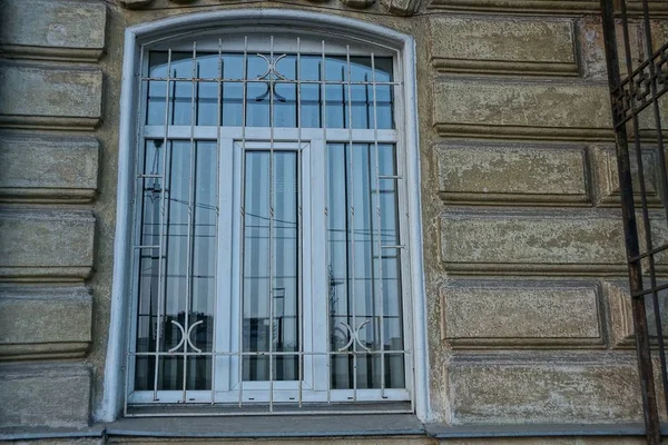 Une Grande Fenêtre Derrière Grille Acier Sur Mur Béton Gris — Photo