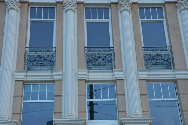 Una Fila Ventanas Una Pared Marrón Con Columnas Grises — Foto de Stock