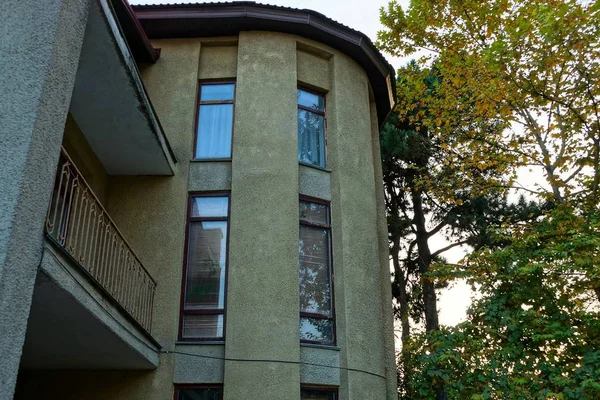 Parte Una Casa Marrón Con Ventanas Ramas Árbol Con Hojas — Foto de Stock