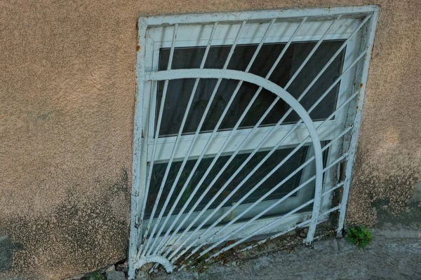 Kellerfenster Hinter Einem Eisengitter Der Wand Bürgersteig — Stockfoto