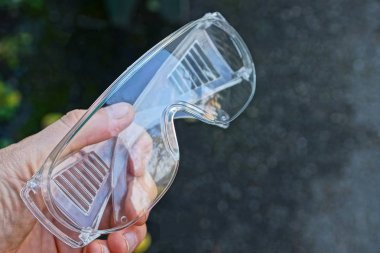 şeffaf plastik inşaat gözlük sokak elindeki