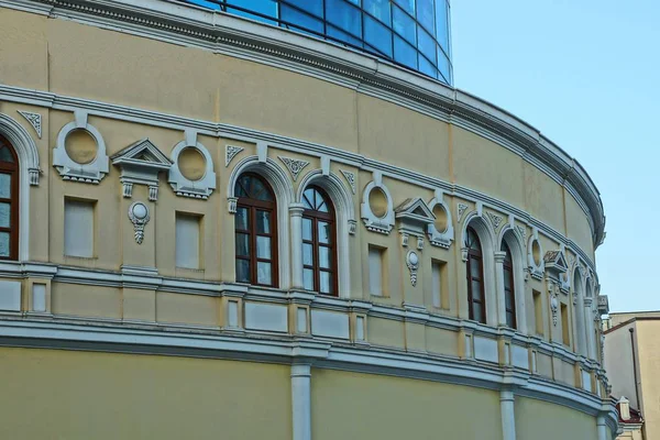 Bir Büyük Eski Beton Kahverengi Binaya Windows Ile Parçası — Stok fotoğraf