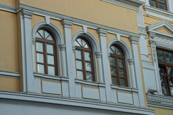 Binanın Beton Duvara Kahverengi Windows — Stok fotoğraf