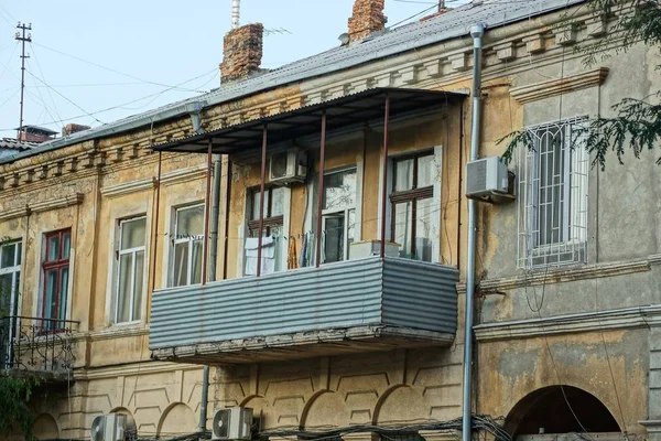旧的开放的铁阳台在墙壁上与窗口 — 图库照片