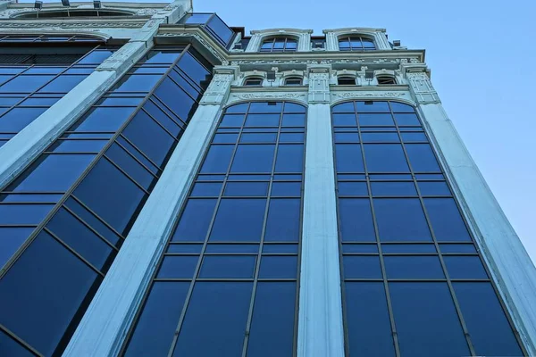 Parte Edificio Alto Hormigón Vidrio Azul Contra Cielo —  Fotos de Stock