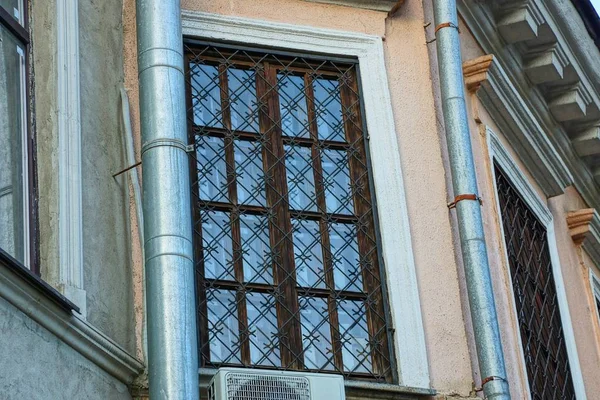Braunes Fenster Hinter Schwarzem Stahlgitter Grauer Betonwand — Stockfoto