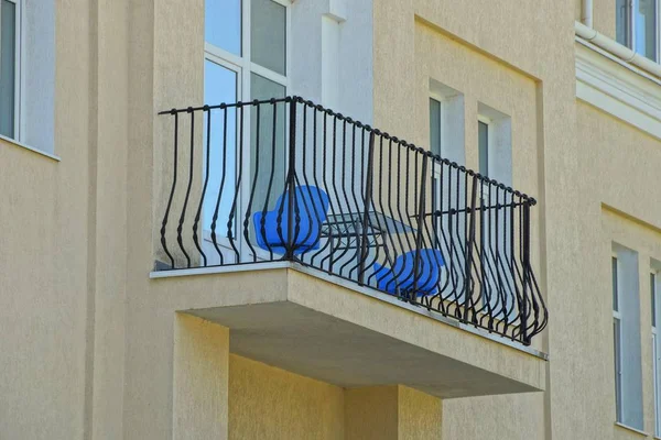 Balcone Aperto Con Aste Ferro Nero Muro Cemento Marrone Con — Foto Stock
