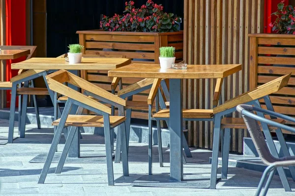 Brauner Holztisch Und Stühle Auf Dem Bürgersteig Sommercafé — Stockfoto