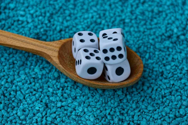 Играть Кубики Деревянной Ложке Голубых Камнях — стоковое фото