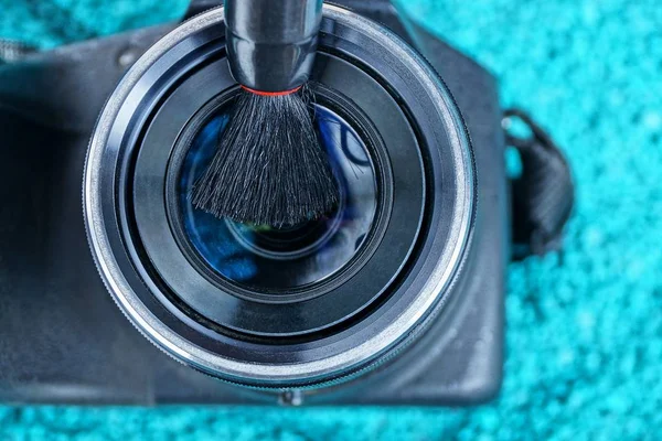 Pinsel Löscht Die Linse Auf Blauem Hintergrund — Stockfoto