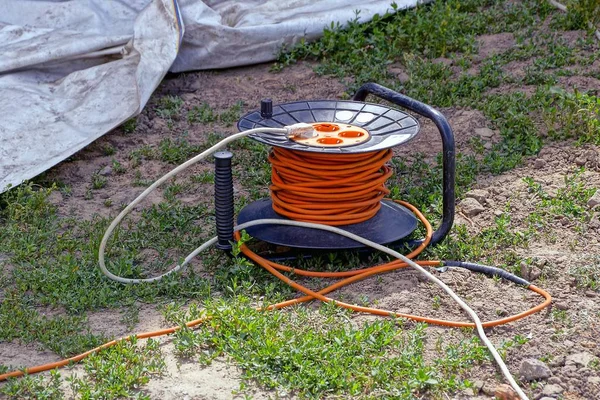 Plast Bärare Med Rosetter Och Orange Kabel Grönt Gräs — Stockfoto